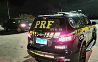 PRF aborda veículo na BR 020, em Caucaia (CE), e prende condutor com dois mandados de prisão em aberto pelo não pagamento de pensão alimentícia
