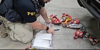 Droga embrulhada em papel de presente é apreendida pela PRF na BR 116, em Milagres (CE)
