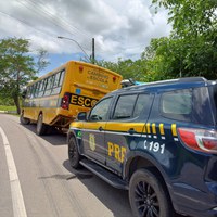 Ônibus escolar sem freio é interceptado pela PRF, em Forquilha (CE)
