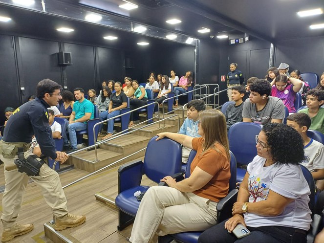 Carreta PRF com Cinema Rodoviário