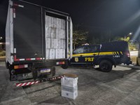 PRF apreende 128 mil maços de cigarros contrabandeados na BR-116, no município do Eusébio/CE