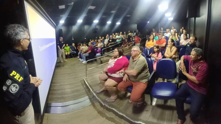 Carreta da PRF com o Cinema Rodoviário - Fortim (CE)