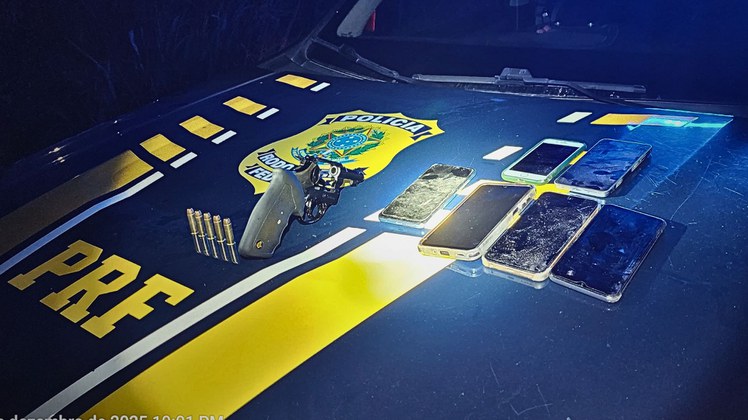 Arma de fogo apreendida e celulares recuperados