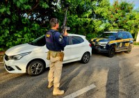 Em Maracanaú (CE), PRF recupera veículo com restrição de apropriação indébita que estava na posse de um casal com extensa ficha criminal