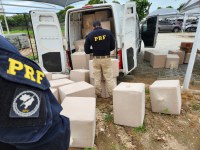 PRF apreende carga Paraguaia de cigarros contrabandeados na BR-020, em Caucaia