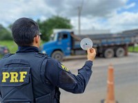 PRF flagra motorista com anfetamina durante fiscalização da Lei do Descanso na BR-222