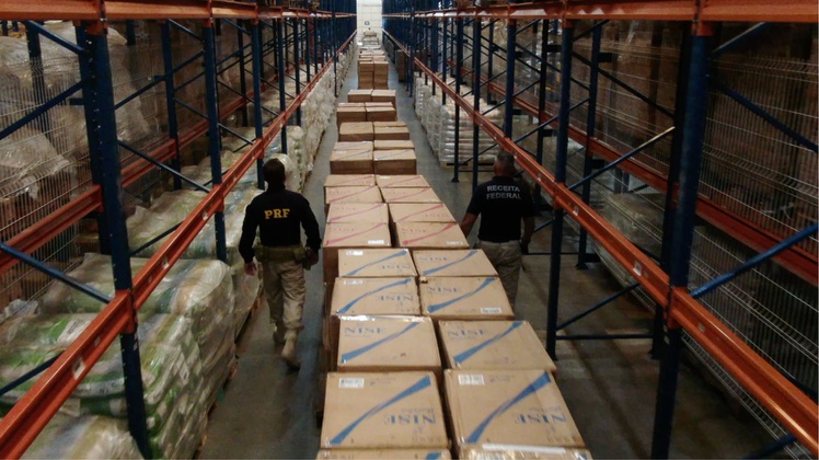 Carga de cigarros sendo entregue em depósito da Receita Federal