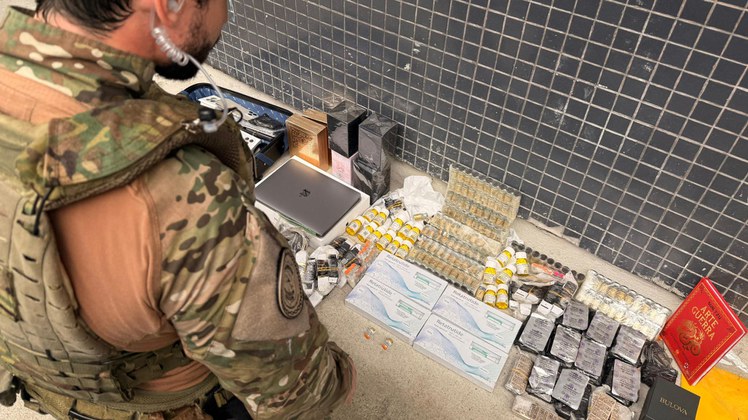 PRF apreende anabolizantes, emagrecedores e eletrônicos escondidos em carro na BR-116, no Ceará