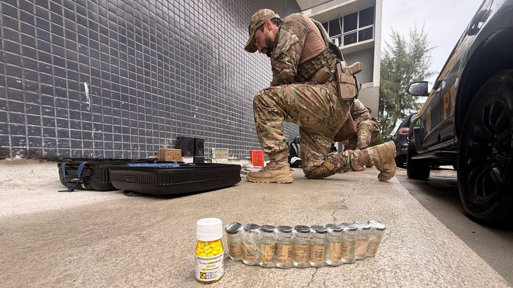 PRF apreende anabolizantes, emagrecedores e eletrônicos escondidos em carro na BR-116, no Ceará