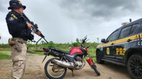 Moto furtada há quase três anos é recuperada pela PRF na BR-402, em Itapipoca (CE)