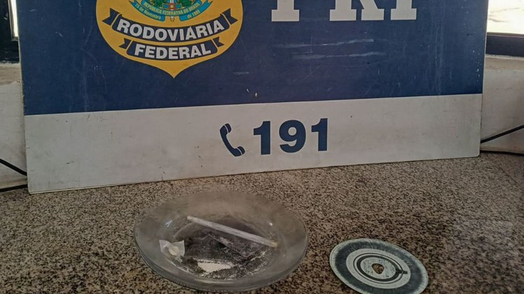 Cocaína encontrada dentro da cabine do caminhão 
