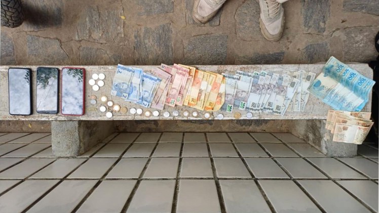 Quantia de R$ 3.391,65 em espécie apreendida. 