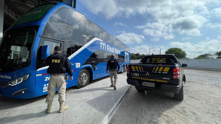 PRF intensifica fiscalização de ônibus durante retorno de romeiros na BR-116, no Ceará