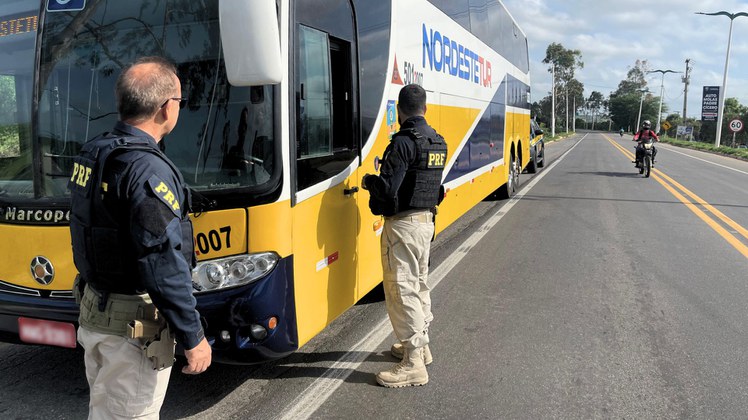 PRF intensifica fiscalização de ônibus durante retorno de romeiros na BR-116, no Ceará