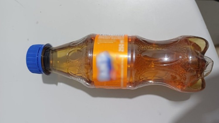 Garrafa com rótulo de refrigerante contendo bebida alcoólica.