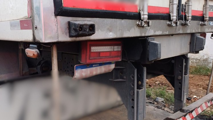 Placa amassada para dificultar a fiscalização.