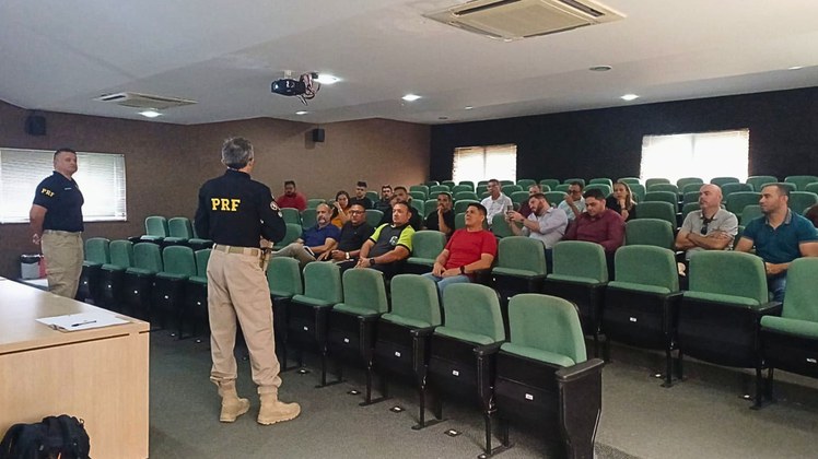 PRF realiza palestras sobre transporte escolar em Sobral (CE)