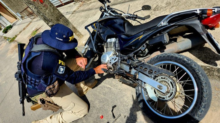 PRF recupera motocicleta adulterada e clonada na BR-116, em Horizonte (CE)