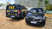 Ação conjunta da PRF e do CPRaio da PMCE recupera veículo roubado e resulta em prisão no interior do Ceará