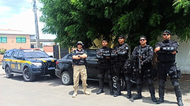 Ação conjunta da PRF e do CPRaio da PMCE recupera veículo roubado