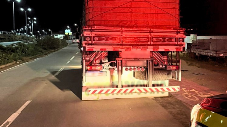 Veículo de carga envolvido na ocorrência - PRF no Ceará