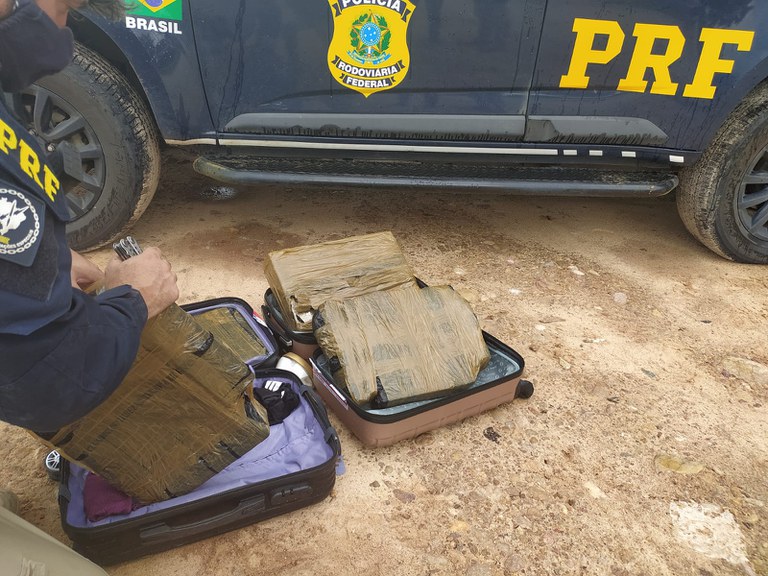 IMAGEM - PRF apreende quase 30 quilos de maconha em malas de passageira de ônibus em Chorozinho (CE)