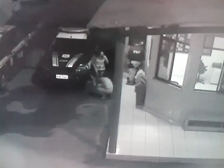 IMAGEM - Heróis: Policiais Rodoviários Federais salvam bebê afogada no Ceará; assista