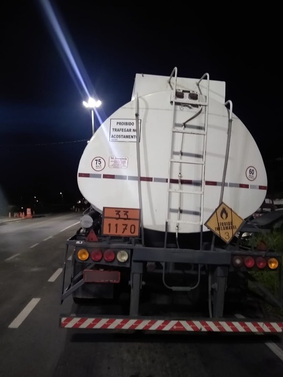 IMAGEM - PRF apreende 36 mil litros de álcool com nota fiscal adulterada em Chorozinho (CE)