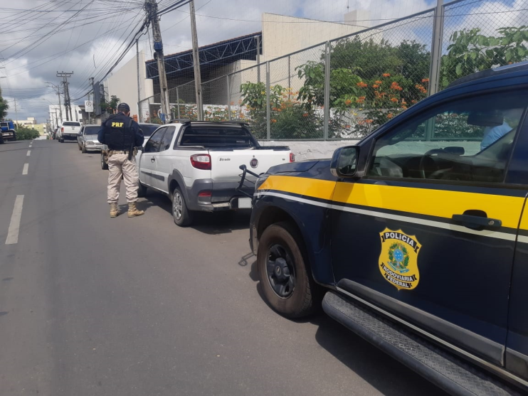 PRF (CE) recupera veículo roubado em Alagoas