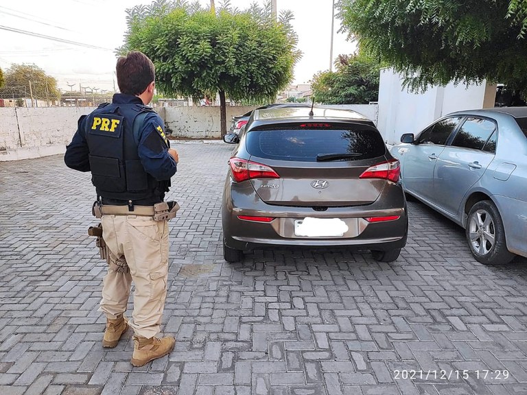 IMAGEM - Horas após furto, PRF recupera carro em Jaguaribe (CE)