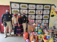 PRF no Ceará realiza entrega de brinquedos arrecadados na Campanha Natal Voluntário