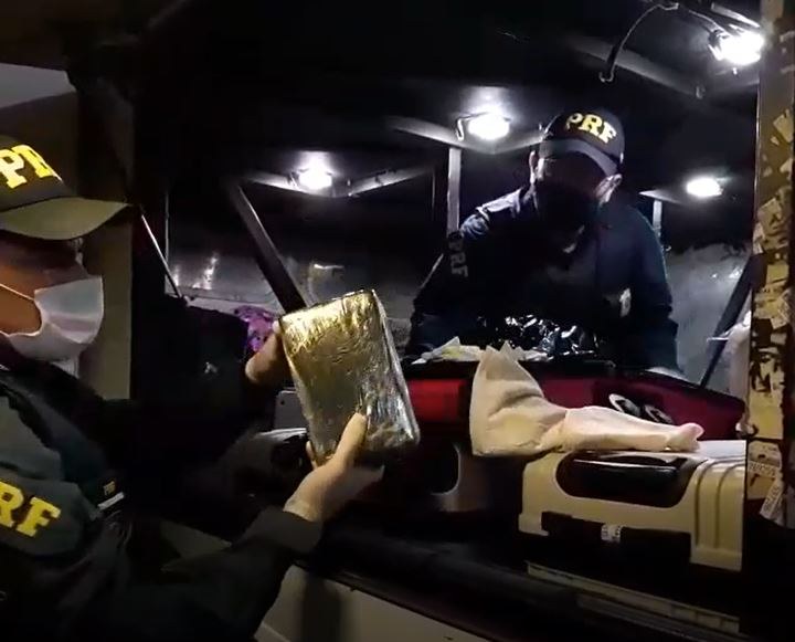 PRF (CE) apreende droga no valor de R$ 1.8 milhão em ônibus e dá mais um prejuízo à criminalidade.