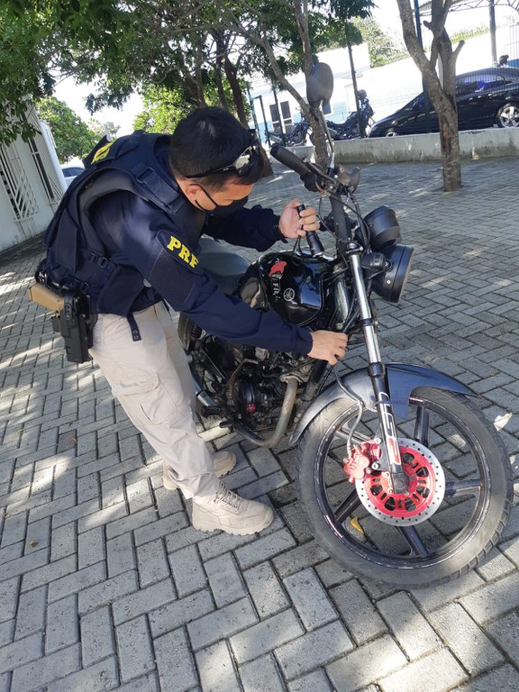 Imagem-PRF(CE) RECUPERA MOTOCICLETA ADULTERADA EM SÃO GONÇALO DO AMARANTE(CE) .