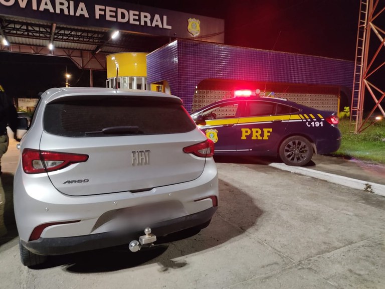 IMAGEM - PRF no Ceará recupera dois carros retirados ilegalmente de uma mesma locadora de veículos