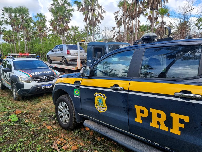 IMAGEM - Horas depois do roubo, PRF e PMCE recuperam carro roubado