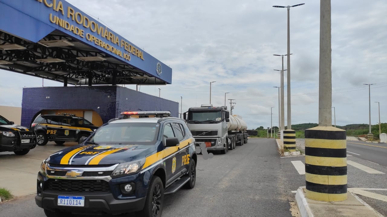 IMAGEM - PRF no Ceará frustra operação de fraude fiscal com combustíveis