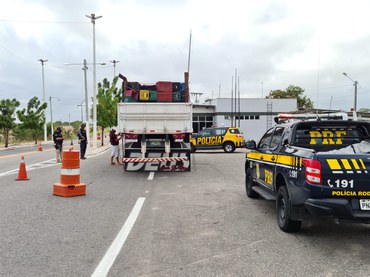 IMG 3 - PRF faz primeira grande apreensão de cigarros no Ceará em 2021