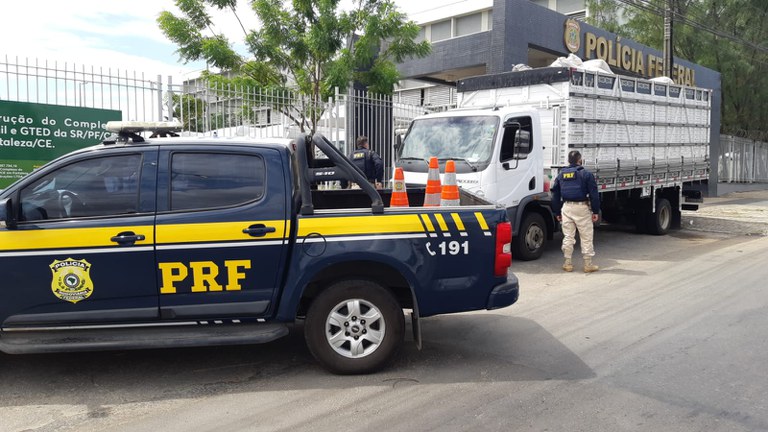 IMAGEM - PRF apreende R$ 530 mil em cigarros contrabandeados em Maranguape (CE)