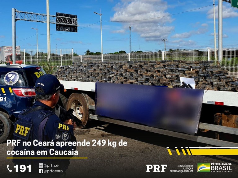 IMAGEM - PRF no Ceará apreende cerca de 250 quilos de cocaína escondidos em caminhão guincho