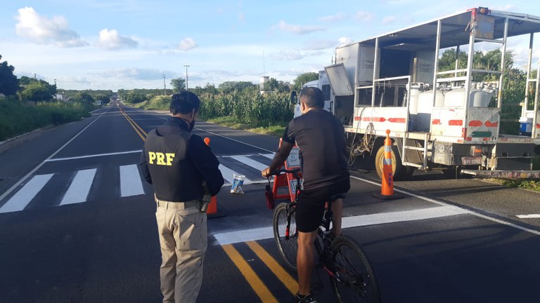 IMAGEM - PRF e GCM de Boa Viagem (CE) realizam ação educativa na BR-020