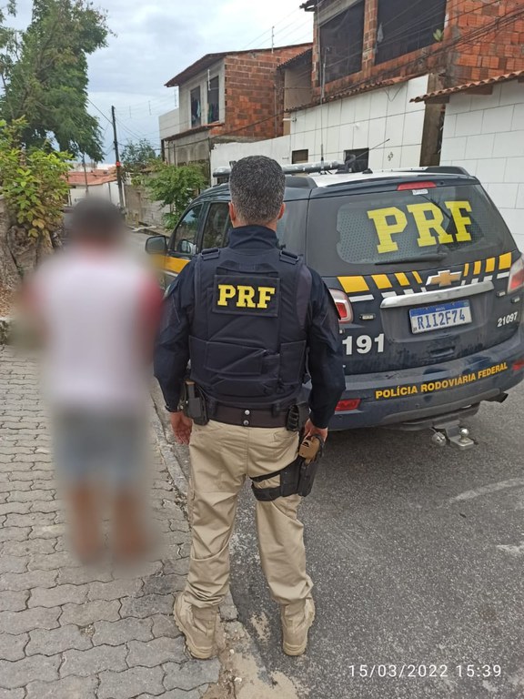 IMAGEM - PRF prende em Caucaia (CE) homem com mandado de prisão em aberto