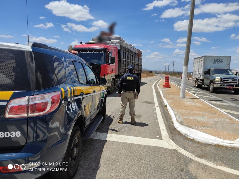 IMAGEM - PRF apreende grande quantidade de mercadoria de origem estrangeira na BR 116, em Jaguaribe