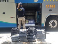 PRF apreende maconha em ônibus interestadual de passageiros em Sobral (CE)