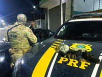 PRF prende, em Parajuru (CE), quatro homens que levavam armas e droga em carro roubado
