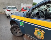 PRF recupera veículo roubado minutos antes e prende criminoso.