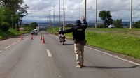 PRF flagra direção perigosa e apreende motocicleta na BR-040