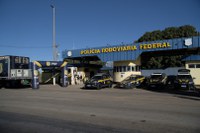 PRF promove Comando de Saúde e Cinema Rodoviário para caminhoneiros no DF e GO