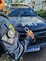 PRF recupera veículo e prende suspeita de estelionato