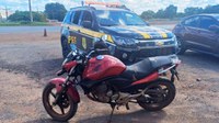 PRF prende dois homens por estelionato e recolhe motocicleta com mais de R$ 47 mil em débitos