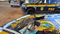 PRF apreende arma de fogo em carro de aplicativo na BR-070